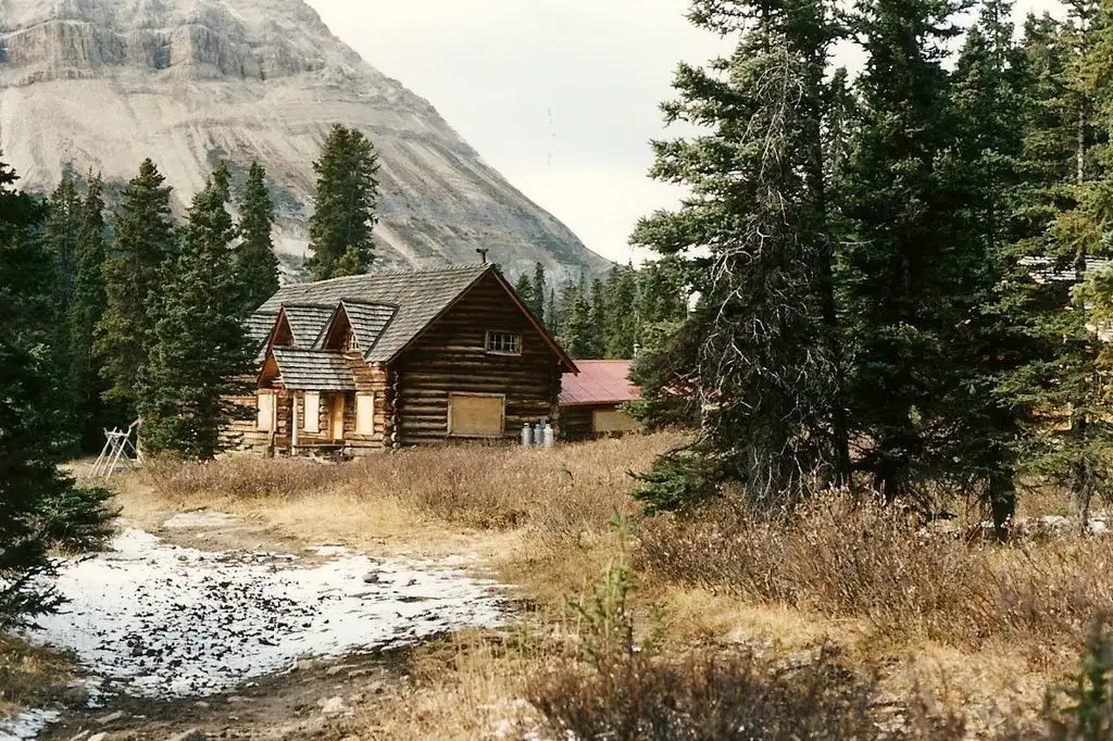 homme-assis-et-surplombant-le-magnifique-paysage-lacustre-au-parc-national-banff-alberta-canada