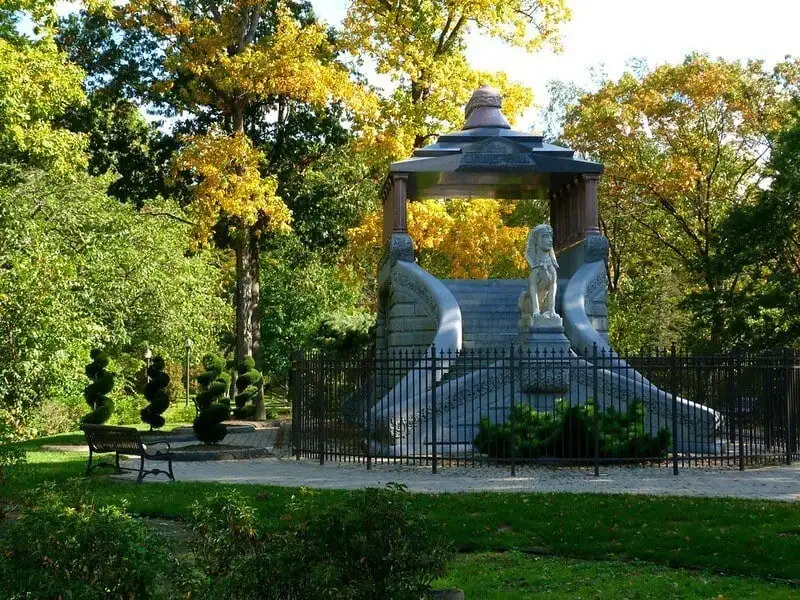Barney Ailesi Mozolesi, Springfield, Massachusetts