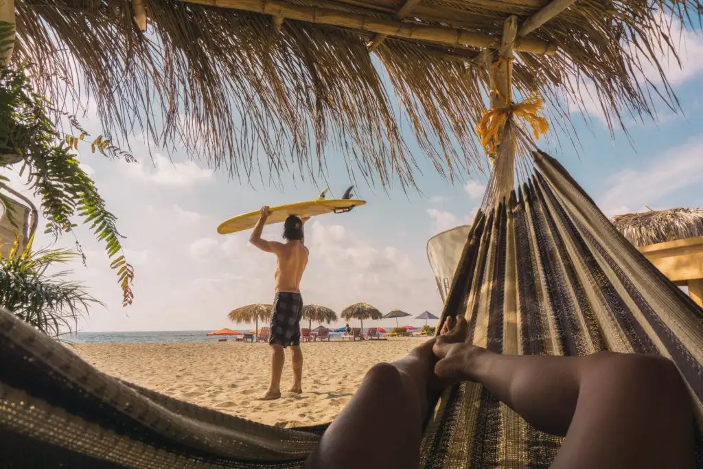 Une fille prend une photo du coucher de soleil coloré qui borde les plages de Sayulita, au Mexique.