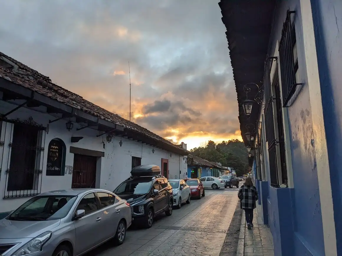La population locale marche pendant la journée dans la rue principale de la ville mexicaine de San Cristobal, avec des banderoles accrochées au sommet.
