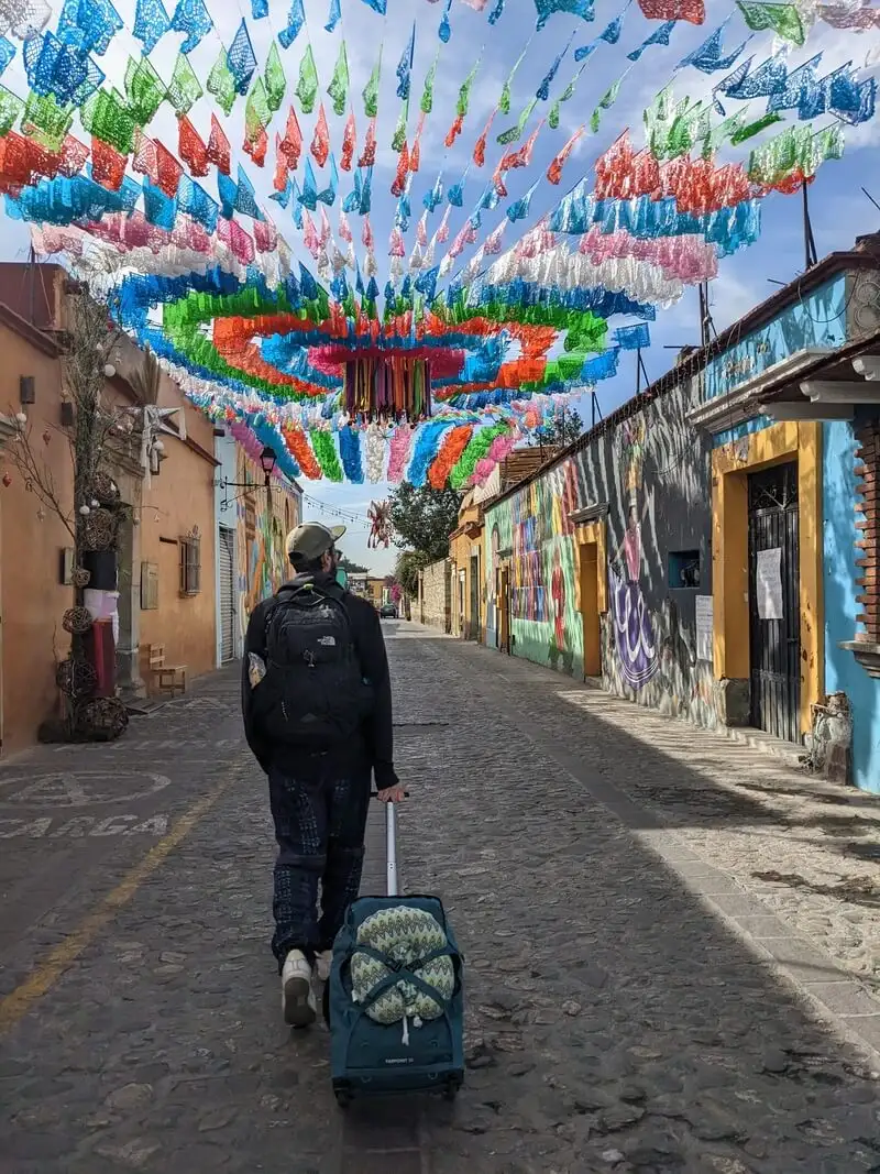 Touriste marchant dans une rue colorée au Mexique.