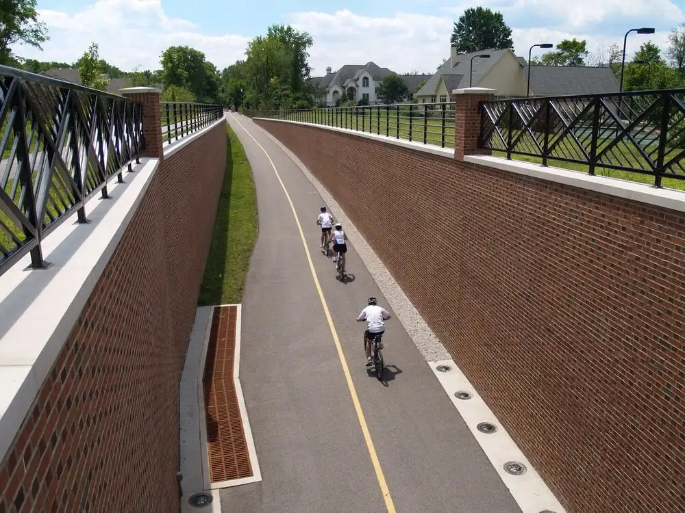 Vue aérienne des cyclistes sur le Monon Rail Trail à Indianapolis