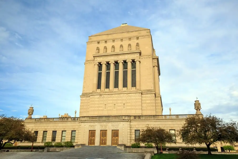 Vue extérieure du mémorial de guerre d'Indianapolis au coucher du soleil