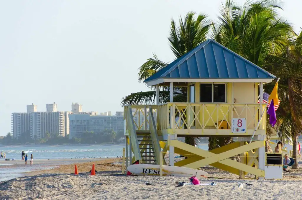 Cabane de sauveteur jaune sur la plage Guide de voyage de Miami