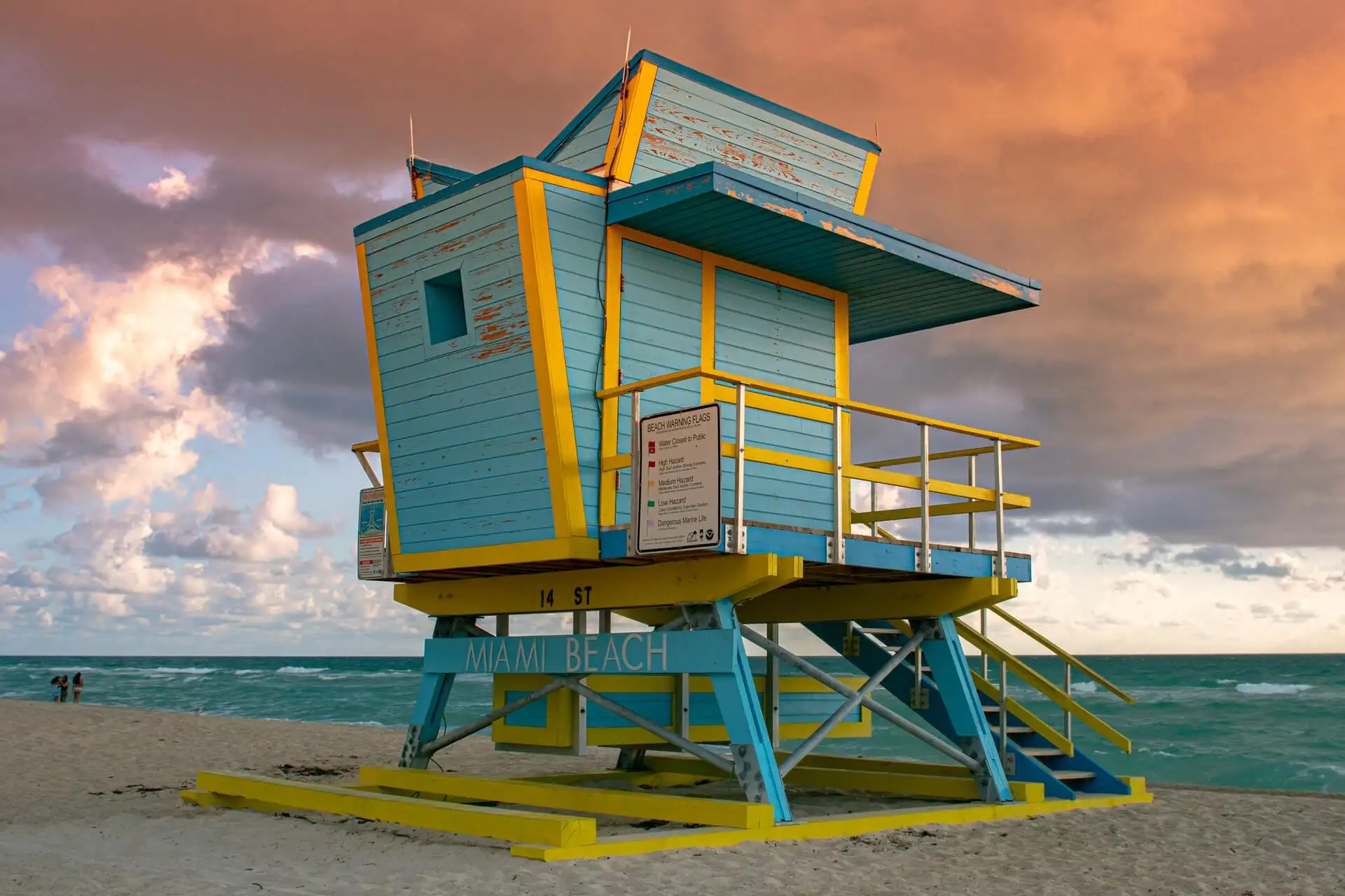 le coucher de soleil rose et violet est sûr à Miami