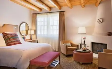 Номер с кроватью размера «king-size» в отеле El Sendero Inn Ascend Hotel Collection