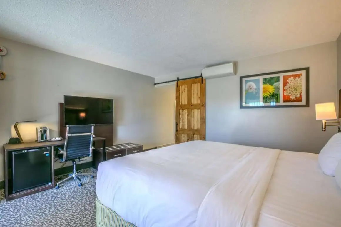 Номер с кроватью размера «king-size» в отеле Rosewood Inn of the Anasazi