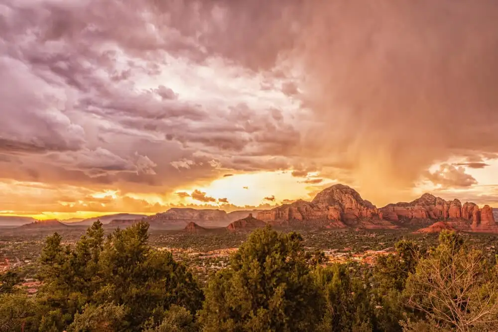 Sedona stirrer opp på en stjernefylt himmel