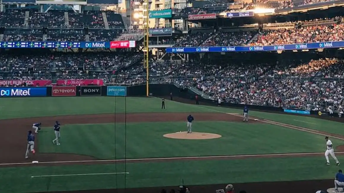 petco park, campo de beisebol com um estádio grande e bem cheio em san diego.