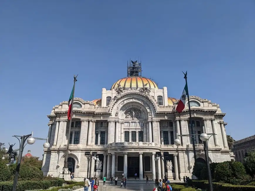 Palais des Beaux-Arts de Mexico par une journée ensoleillée