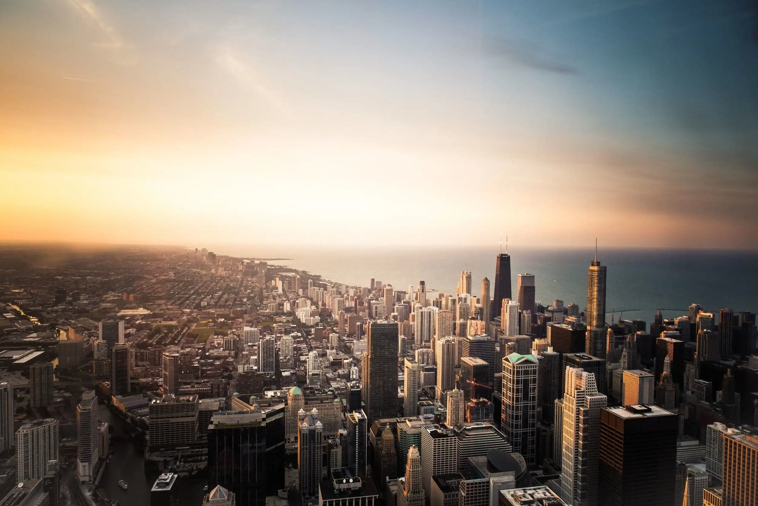prise de vue aérienne du centre-ville de Chicago au coucher du soleil dans les auberges de Chicago