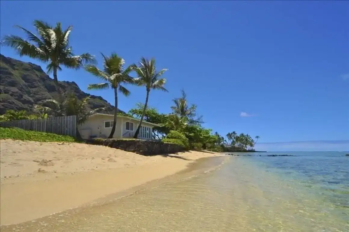 Pôr do sol refletido em um corpo de água em Ala Moana, um dos melhores lugares para se hospedar em Oahu