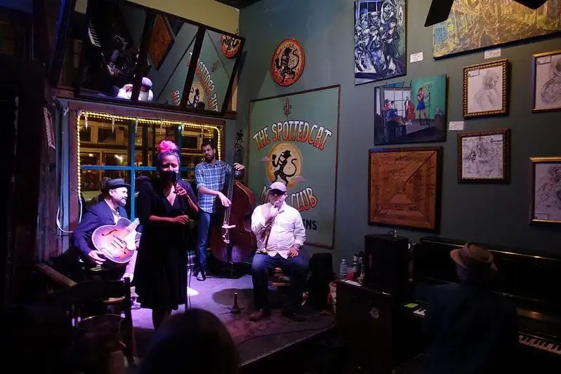 Écoutez de la musique jazz en direct au Spotted Cat Music Club à la Nouvelle-Orléans.