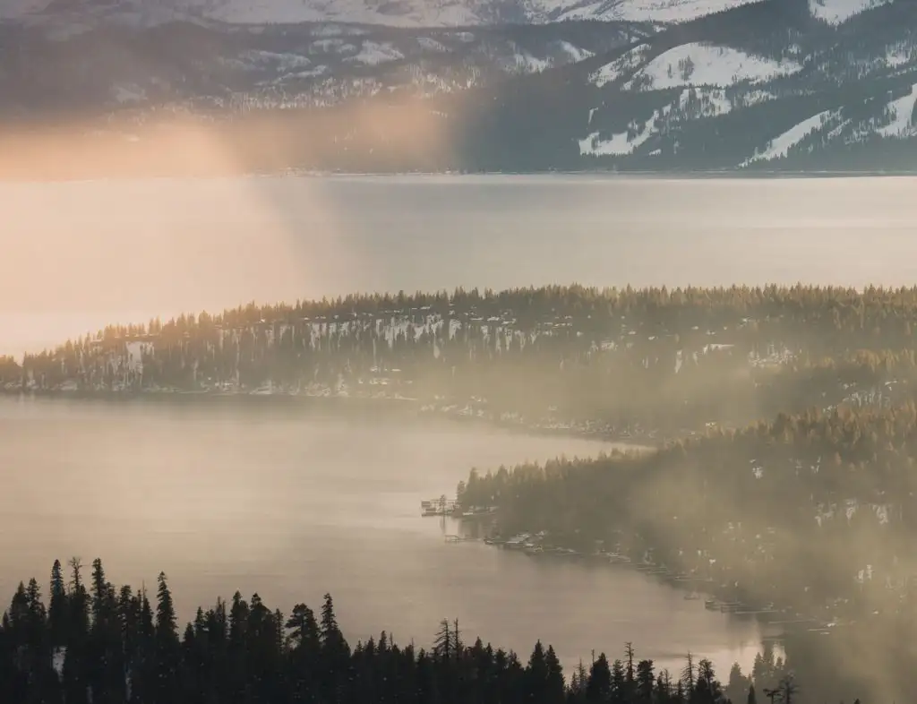matahari terbenam di atas tasik tahoe
