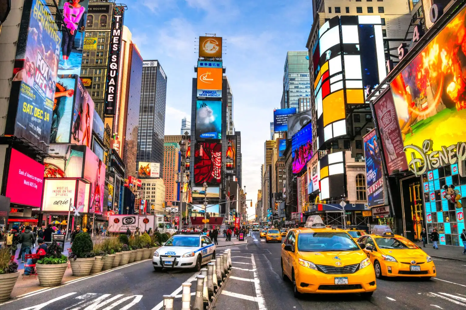 Helle Farben des Time Square, gesehen beim Rucksackwandern in New York City