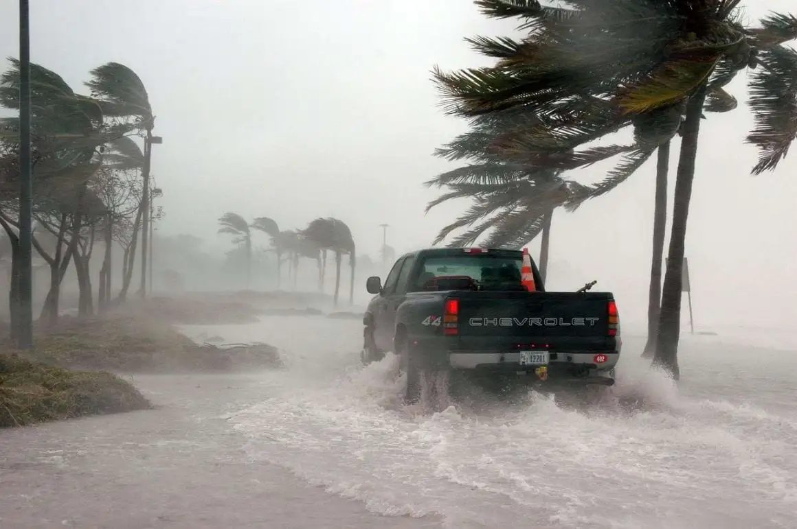 Camion de Floride pendant la saison des ouragans dans les rues inondées