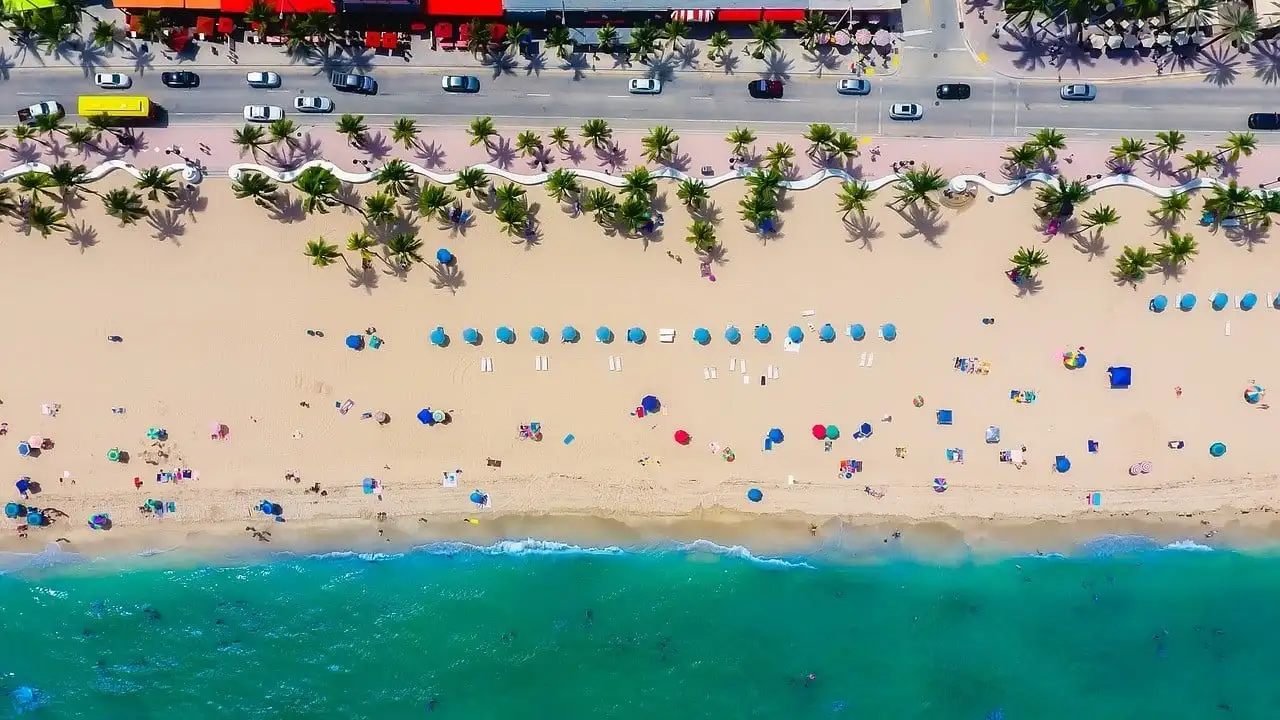 plage de Fort Laudardale avec parasols en Floride