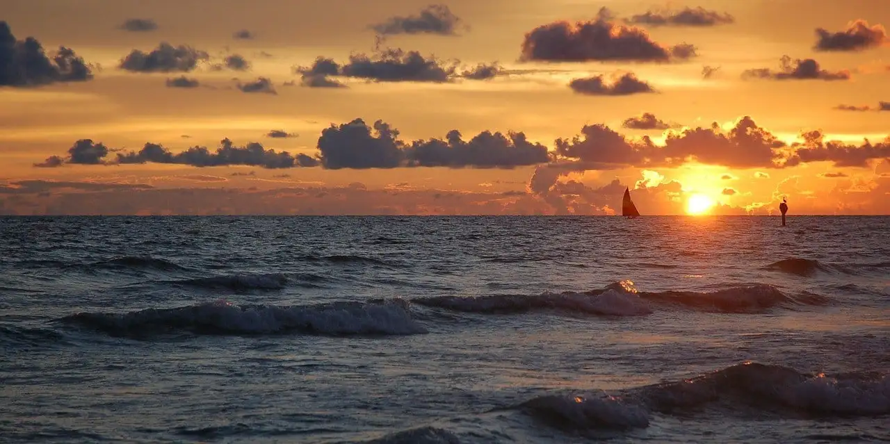 coucher de soleil en Floride avec voilier dans l'eau