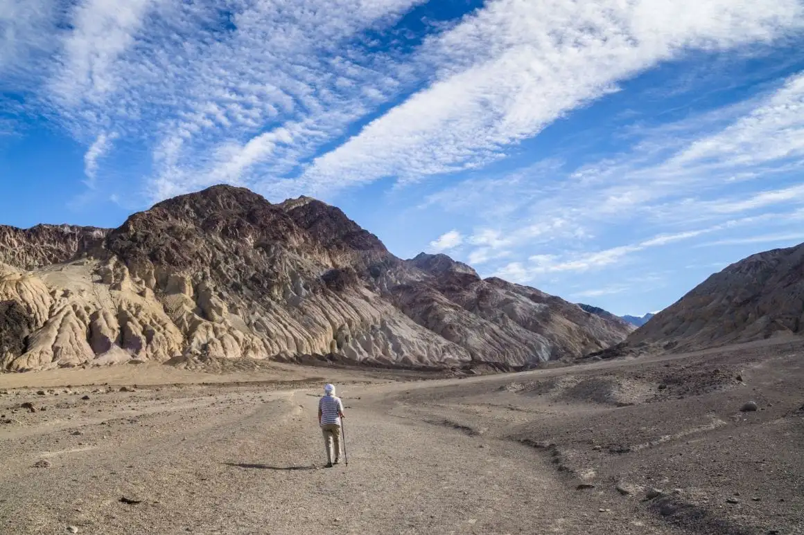Homem admirando a vasta paisagem do Vale da Morte.