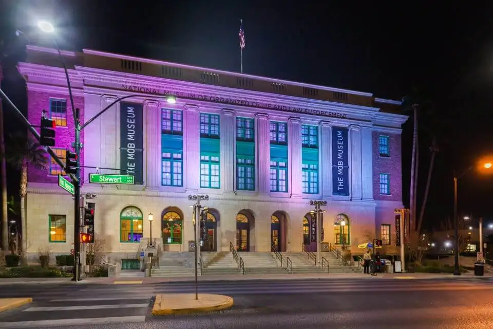 Exterior do Museu da Máfia durante a noite