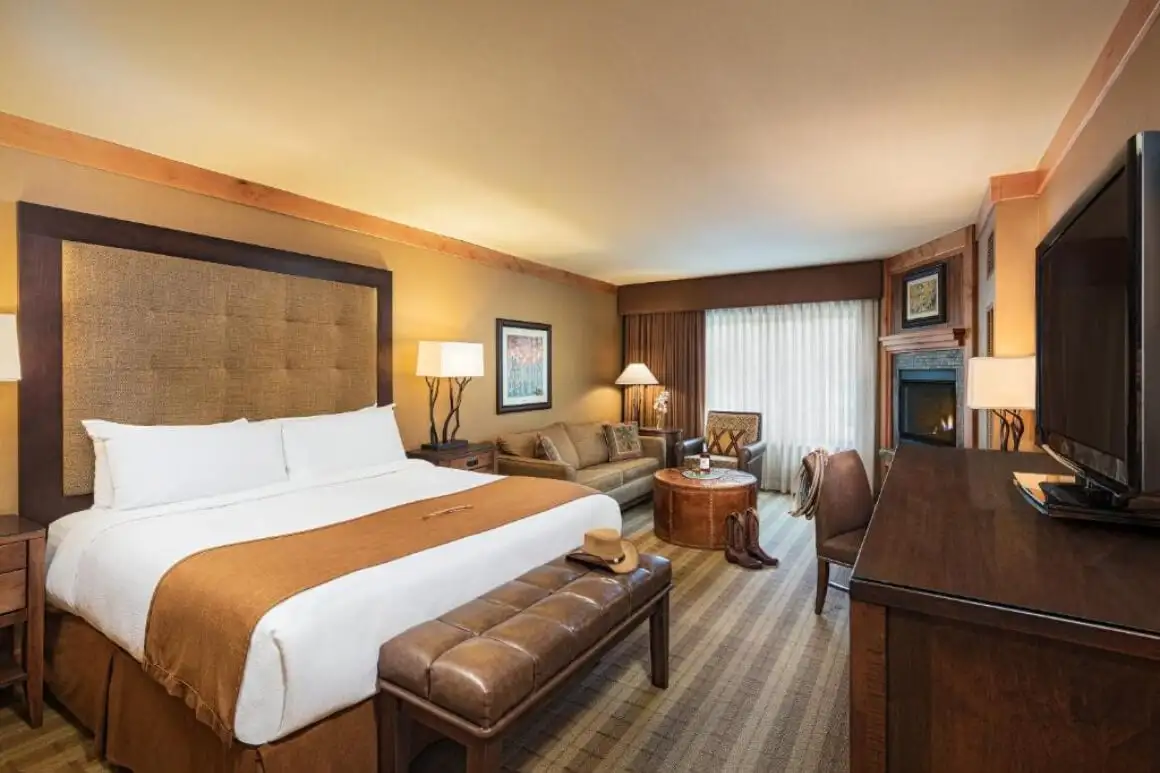 Quarto Wyoming Inn of Jackson Hole com decoração em cores aconchegantes