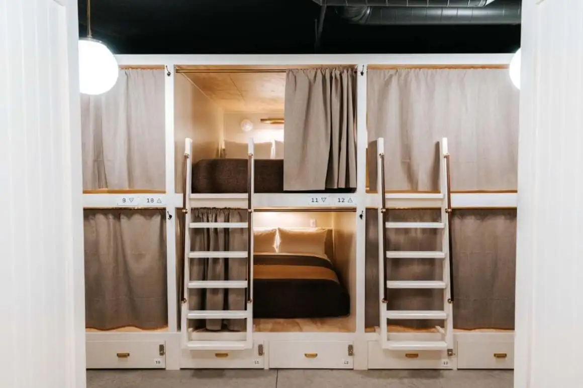 Camas de dormitório Cache House com escada e cortinas