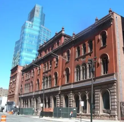 Um trem em alta velocidade em uma estação de metrô de Nova York