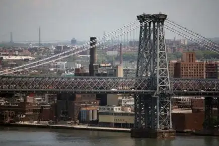 Uma pessoa estava ao lado da placa de Coney Island no Luna Park, Brooklyn, Nova York
