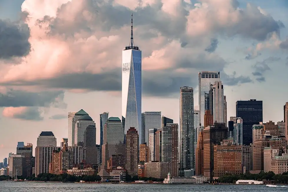 Uma bandeira americana e um táxi amarelo de Nova York