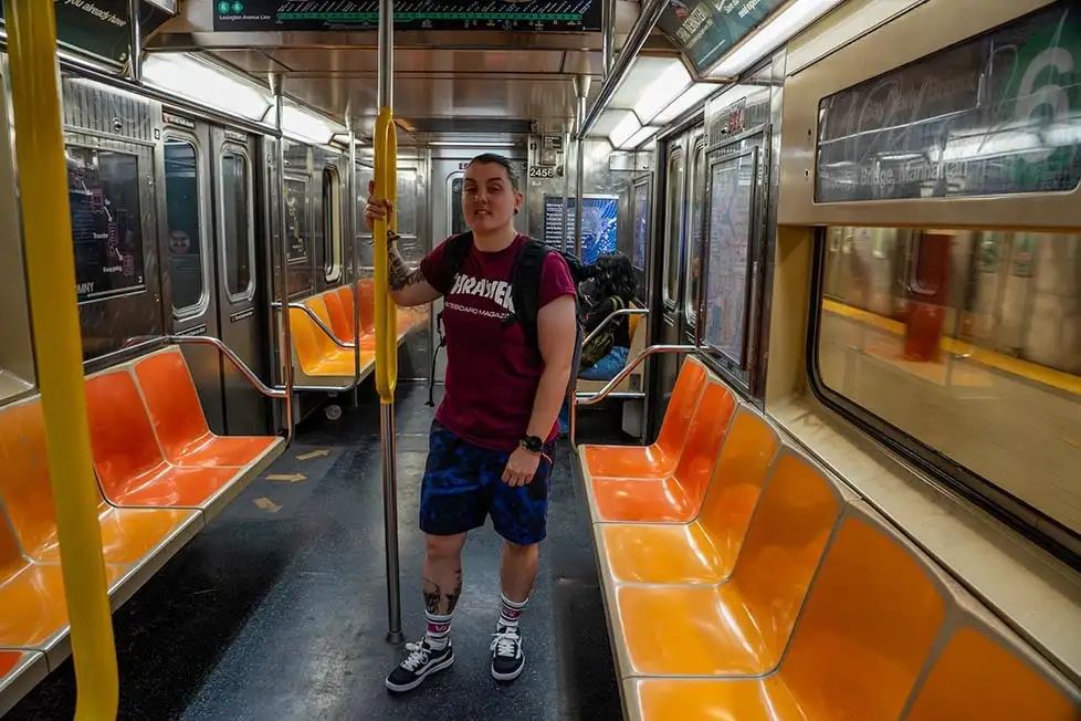 Pessoa ficou perto das curvas do metrô de Nova York