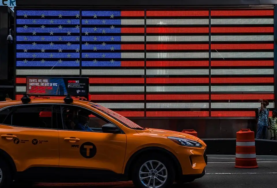 Uma pessoa olhando para Nova York e o Empire State Building