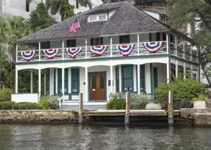 Explore o distrito de Riverwalk