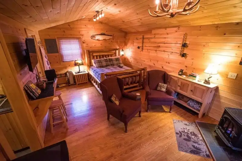 Cabana de madeira aconchegante com lareira nas Montanhas Brancas