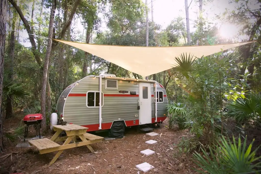 يقع Priscillas Hideaway Retro Camper في غابة صنوبر خاصة
