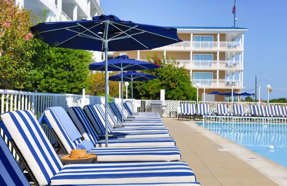 Cape May Plajı'nda cankurtaran sandalı ve parlak renkli şemsiyeler