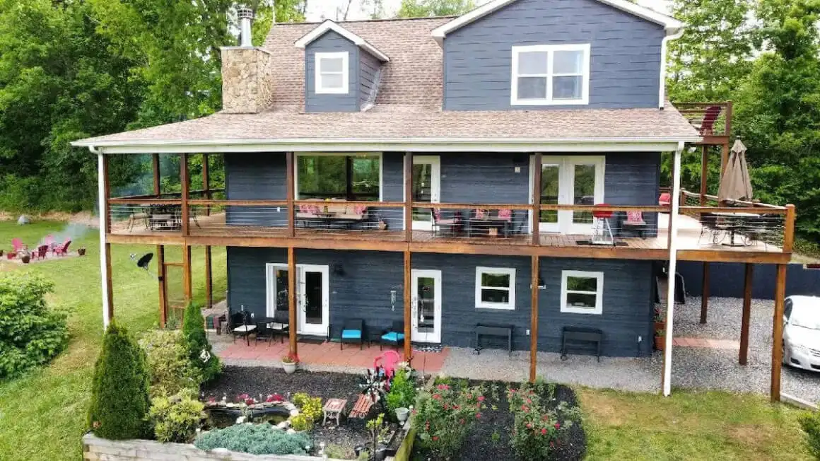 Приватний готель Lakeside Retreat