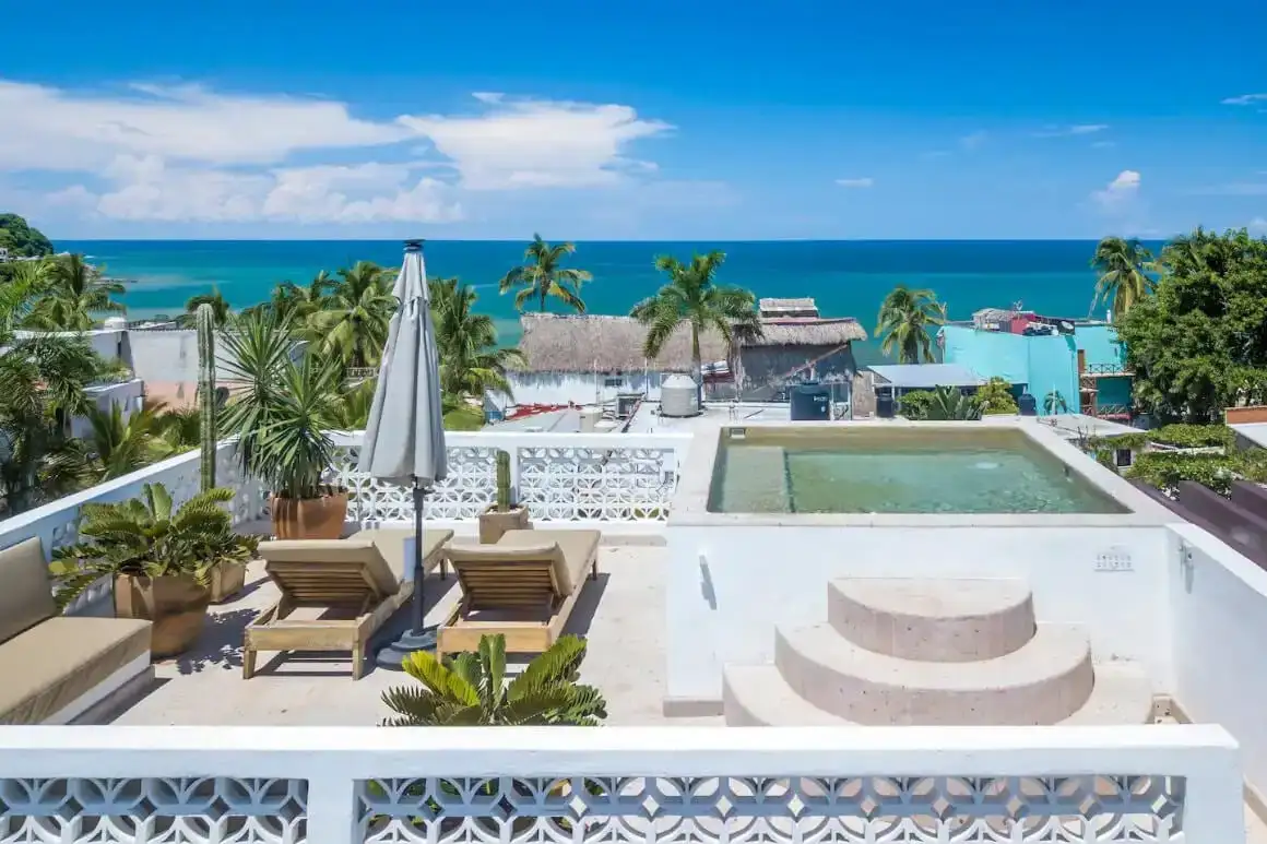 Un pati d'Airbnb amb piscina i gandules amb vistes a l'oceà a Sayulita