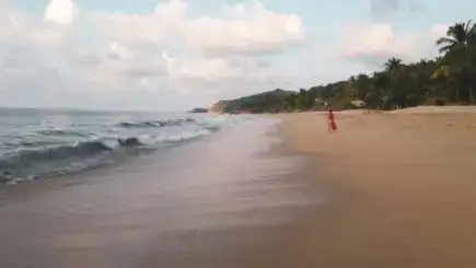 La noia fa una foto de la colorida posta de sol que voreja les platges de Sayulita, Mèxic.