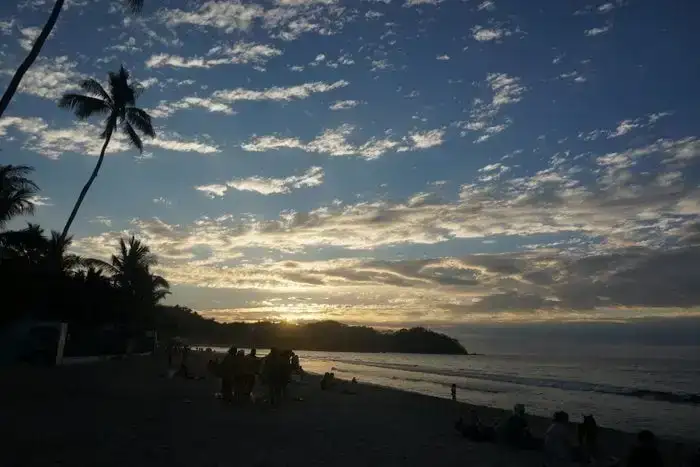 Un pati d'Airbnb amb piscina i gandules amb vistes a l'oceà a Sayulita