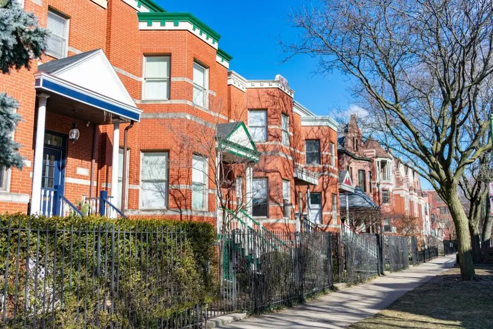חמש מיטות קומותיים אדומות ושחורות באכסניית Chicago Getaway