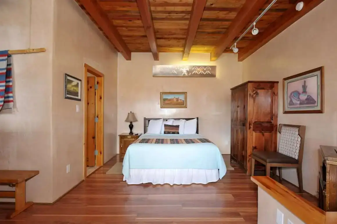 Номер з двоспальним ліжком розміру 'king-size' та каміном у готелі Old Santa Fe Inn