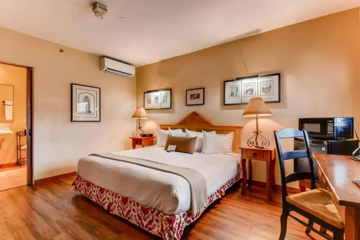 Люкс із трьома ліжками у Fort Marcy Suites