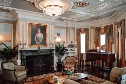 Номер з двоспальним ліжком розміру 'queen-size' в історичному готелі BnB з доглянутими садами, Міннесота
