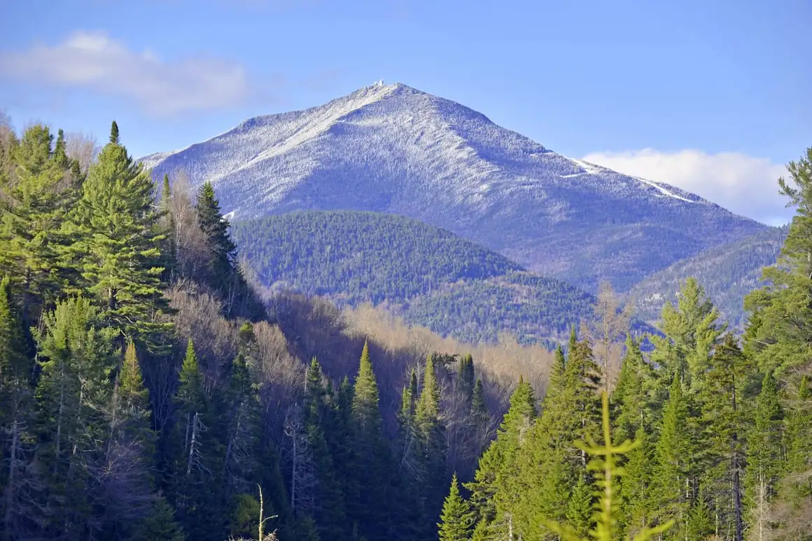 通往普莱西德湖白脸山山顶的小路