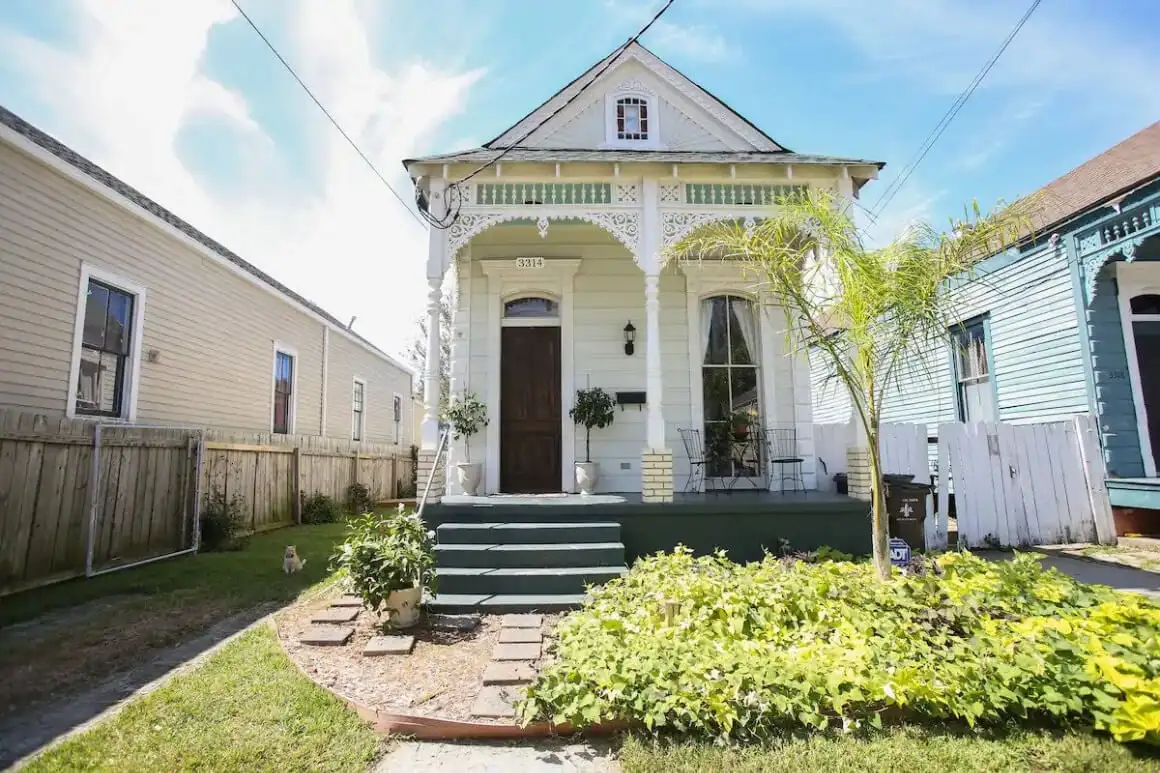 Appartement grec à deux pâtés de maisons de St. Charles Av.