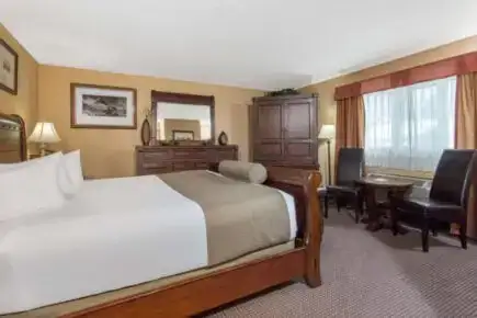 Люкс із двоспальним ліжком розміру 'king-size' в готелі Canmore Inn and Suites