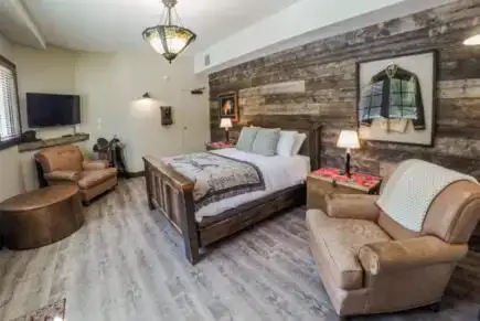 Номер із двоспальним ліжком розміру 'king-size' в готелі Lady MacDonald Country Inn
