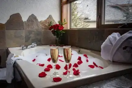 Кімната з двоспальним ліжком розміру 'king-size' в готелі A Bear and Bison Country Inn