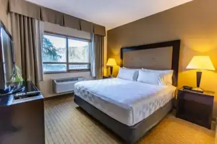 Номер з двоспальним ліжком розміру 'king-size' в готелі Holiday Inn Canmore