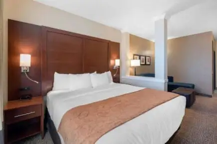 Люкс с кроватью размера «king-size» и гидромассажной ванной в отеле Comfort Suites DIA